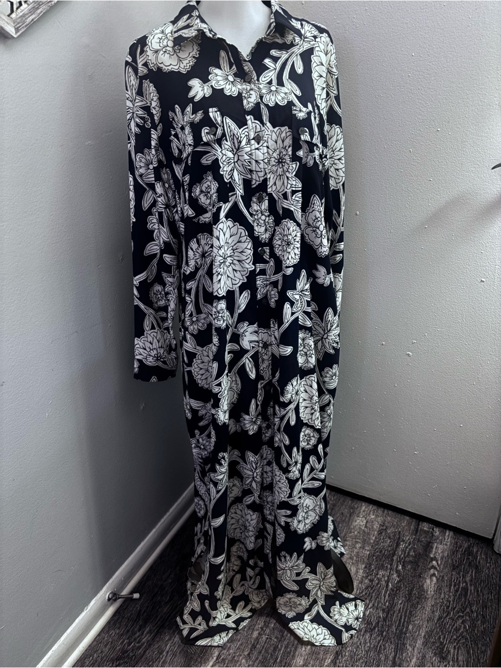 !! NWT!!!   LOFT Navy and White Floral Maxi Shirt Dress - Picture 3 of 10